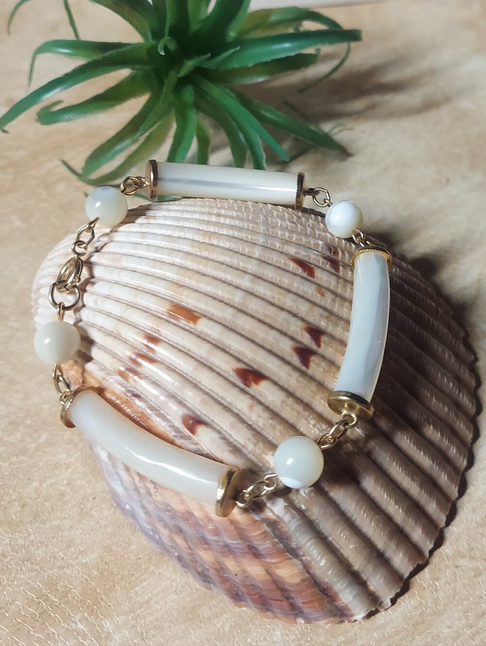 B977 Vintage Mother Of Pearl Ivory Colored Bead and Tubular Beaded Gold Bracelet